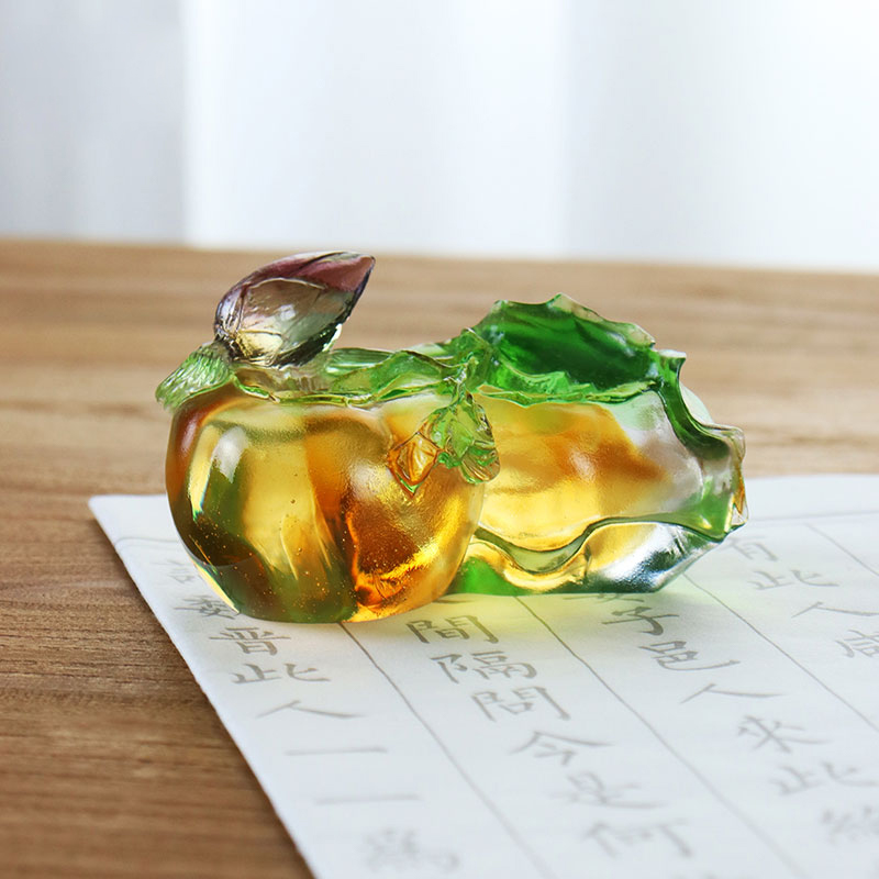 Ozdoby z barevného křišťálového skla ve tvaru tomelu