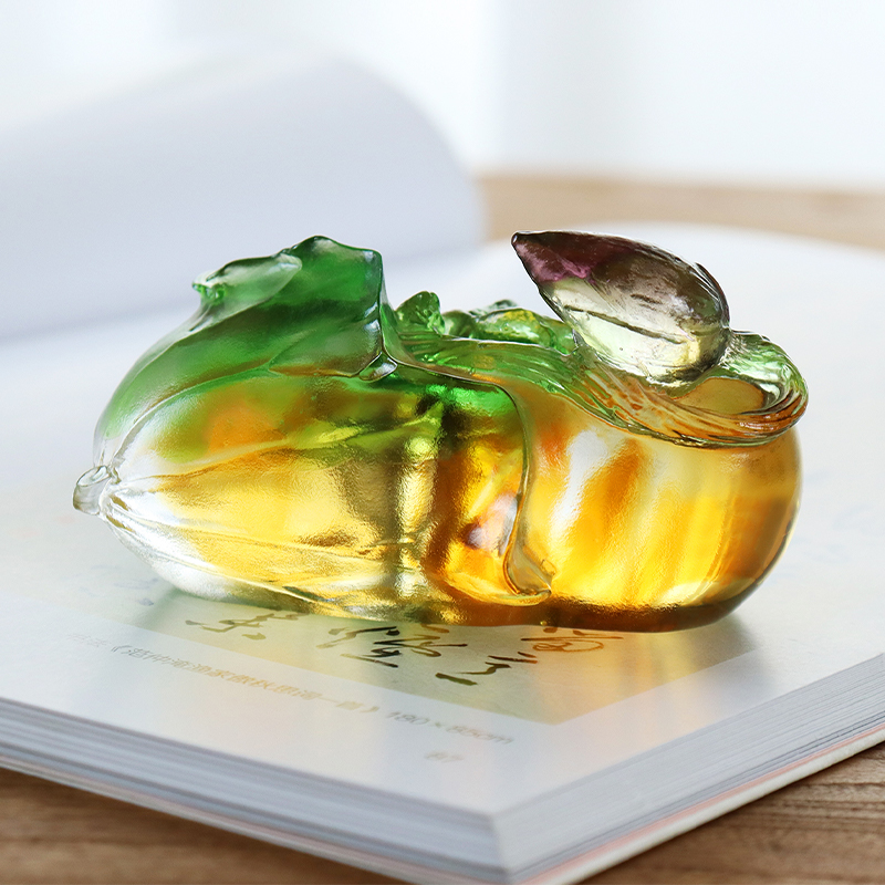 Ozdoby z barevného křišťálového skla ve tvaru tomelu