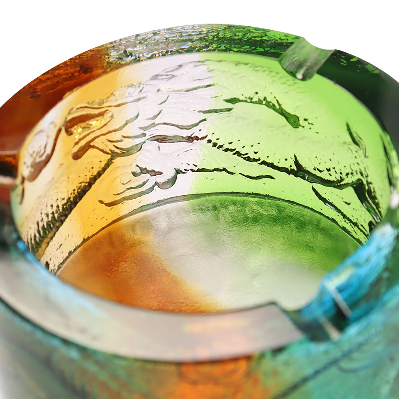 Skleněný popelník se vzorem draka z moře