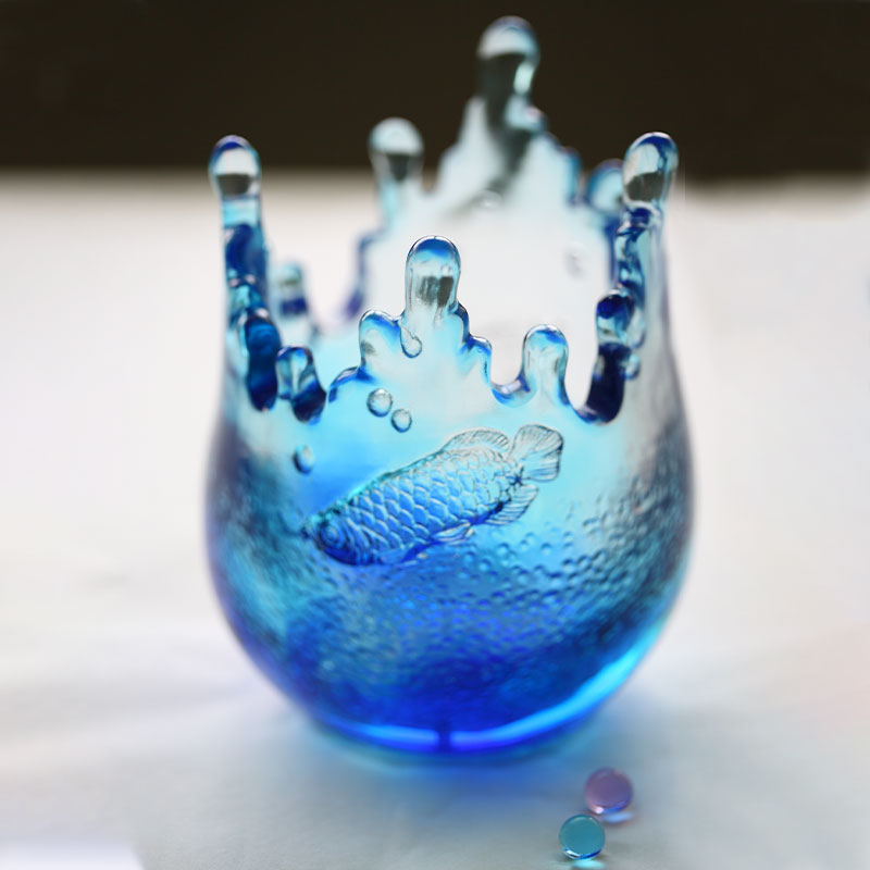 Modré skleněné ozdoby s vyrytým rybím vzorem