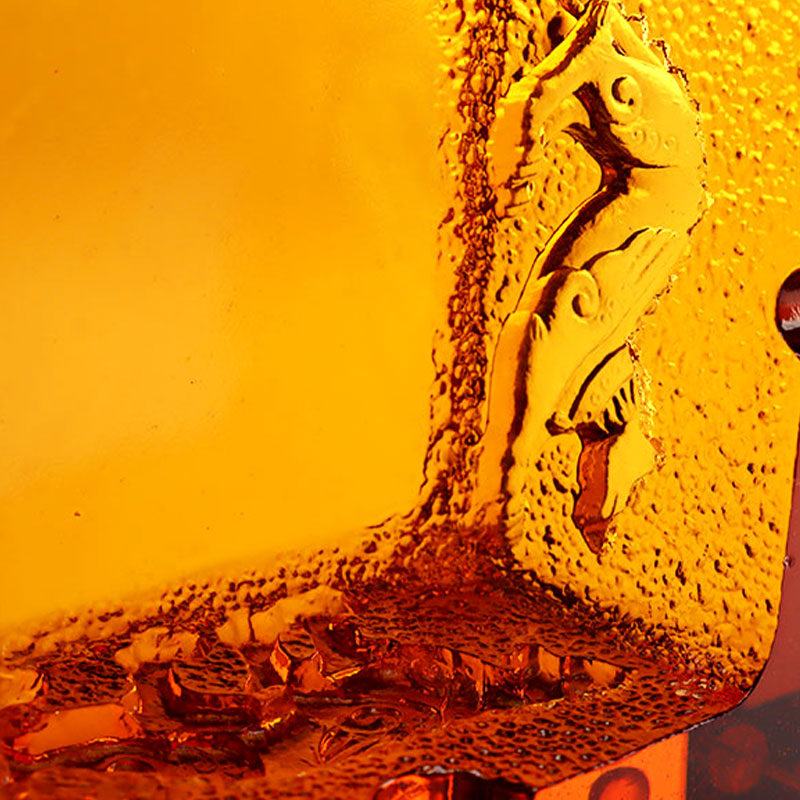 Červený skleněný popelník s nádhernými reliéfními zvířecími vzory