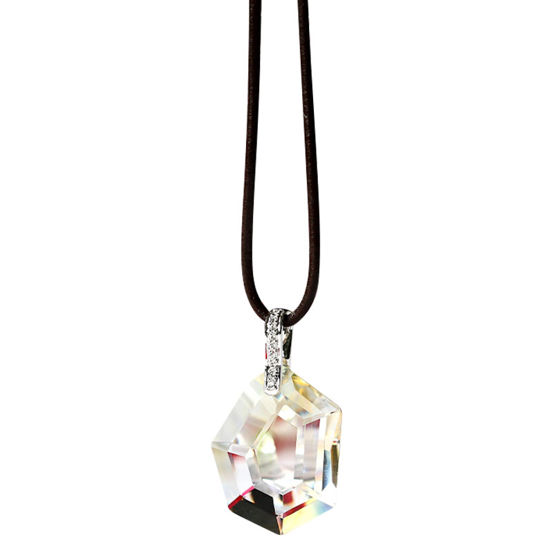 Náhrdelník stříbrné barvy se skleněným přívěskem