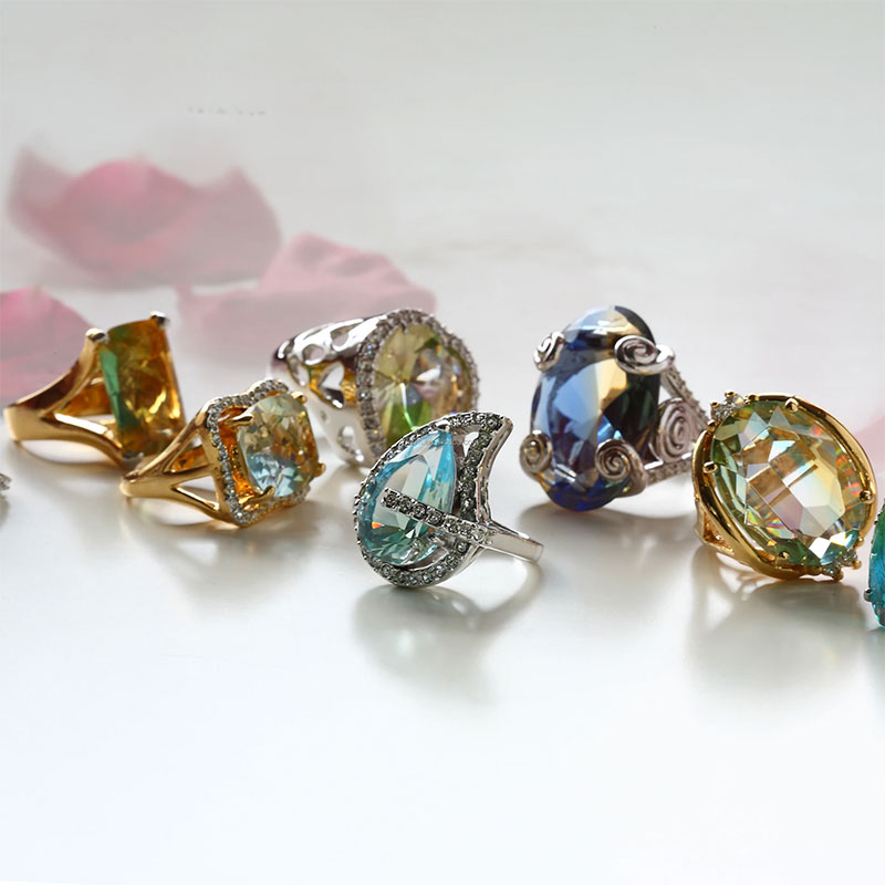 Prsten s broušeným sklem ve tvaru slzy