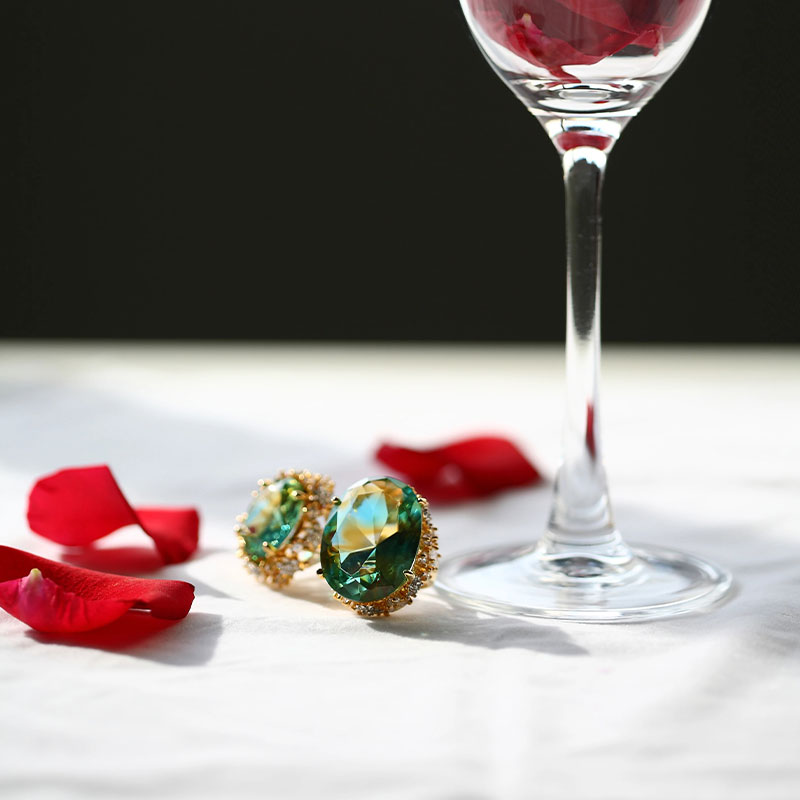 Zelené skleněné náušnice se zlatými náušníky