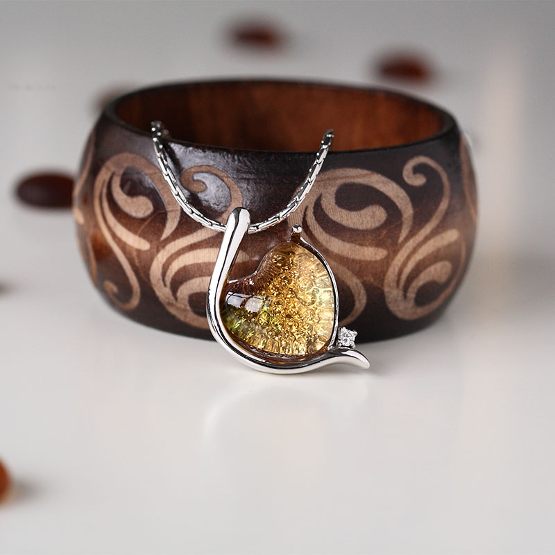 Elegantní náramek stříbrné barvy vykládaný skleněným přívěskem