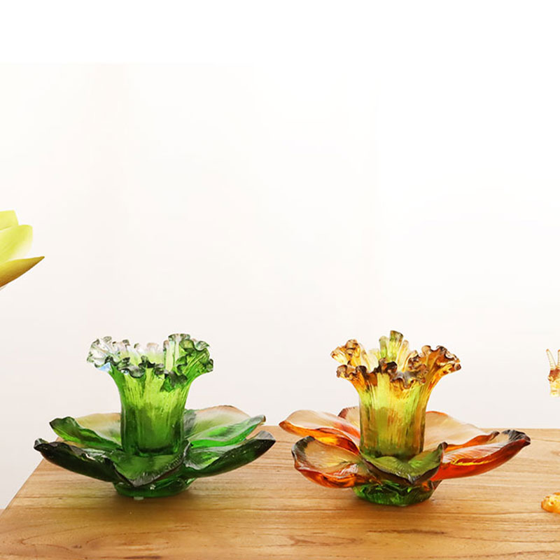 Skleněný svícen ve tvaru okvětního lístku