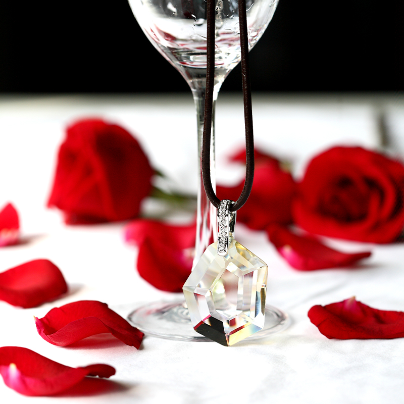 Náhrdelník stříbrné barvy se skleněným přívěskem