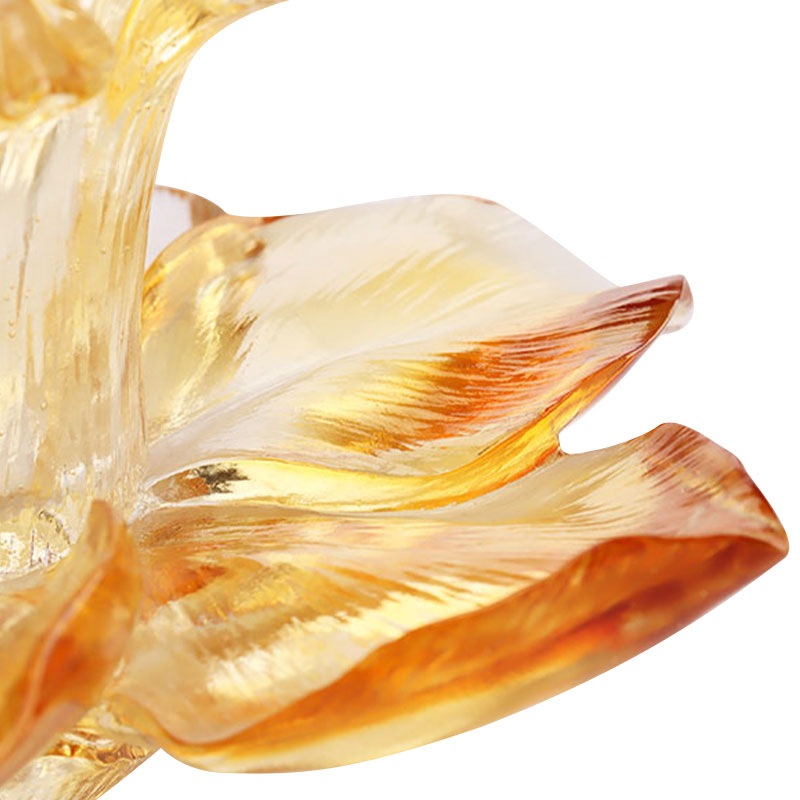 Skleněný svícen ve tvaru okvětního lístku