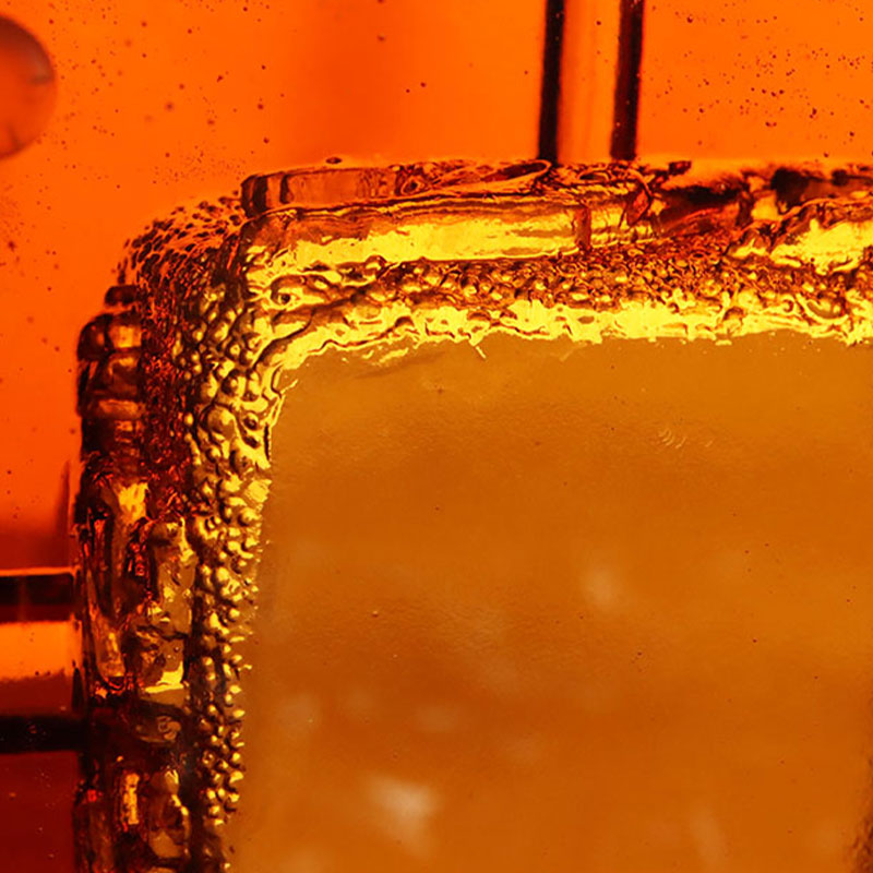 Červený skleněný popelník s nádhernými reliéfními zvířecími vzory