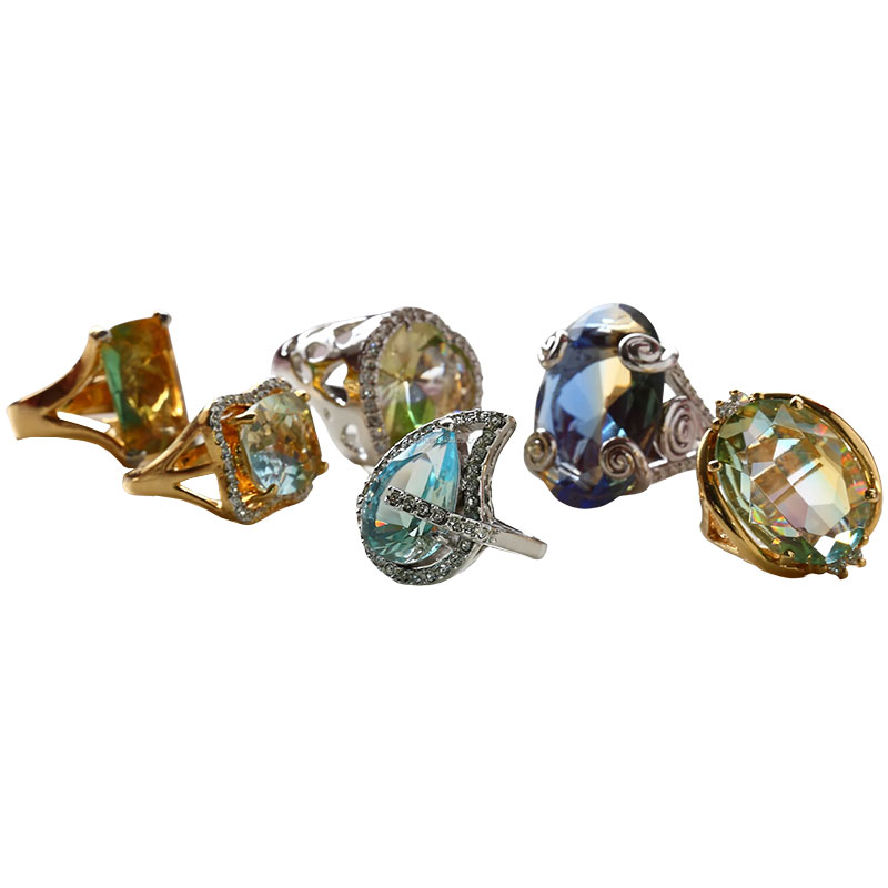 Prsten s broušeným sklem ve tvaru slzy