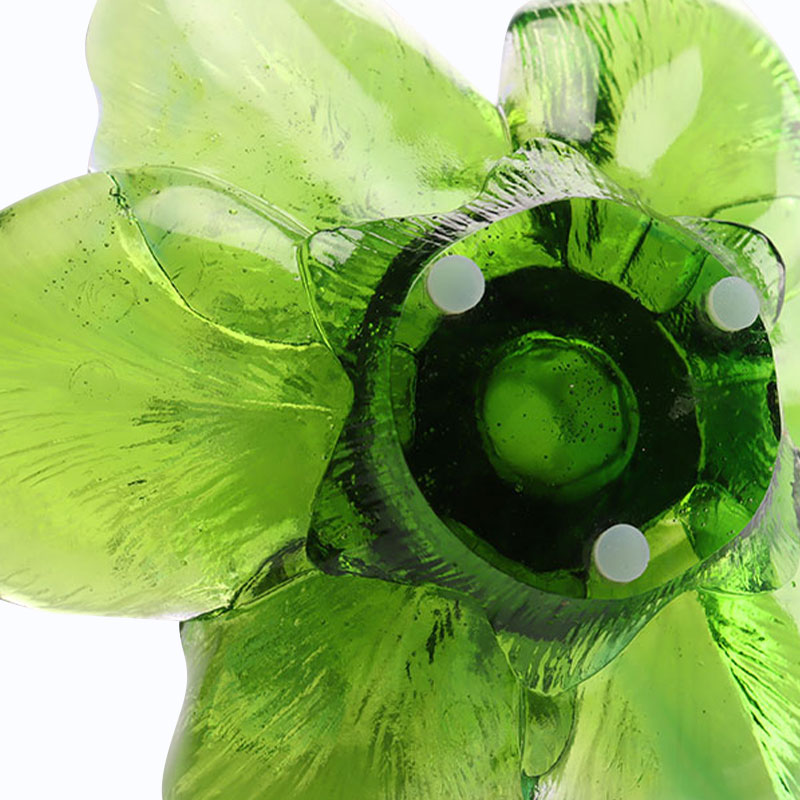 Skleněný svícen ve tvaru okvětního lístku