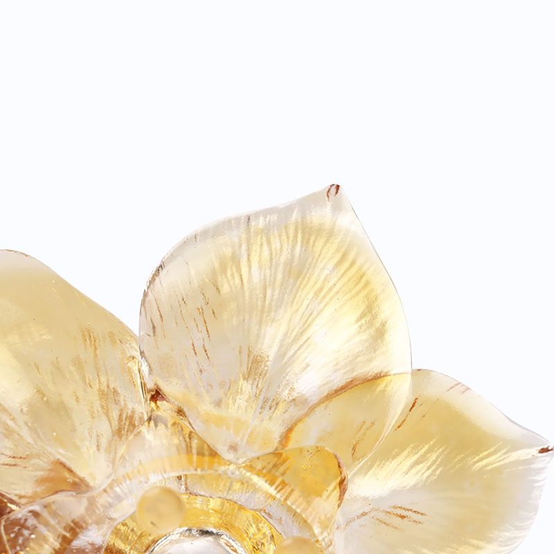 Skleněný svícen ve tvaru okvětního lístku