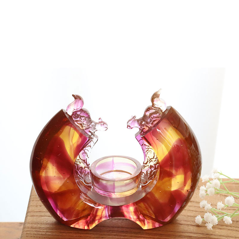 Svícen z fialové glazury