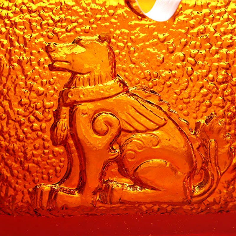 Červený skleněný popelník s nádhernými reliéfními zvířecími vzory