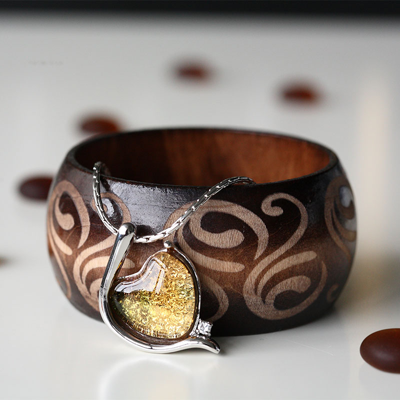 Elegantní náramek stříbrné barvy vykládaný skleněným přívěskem