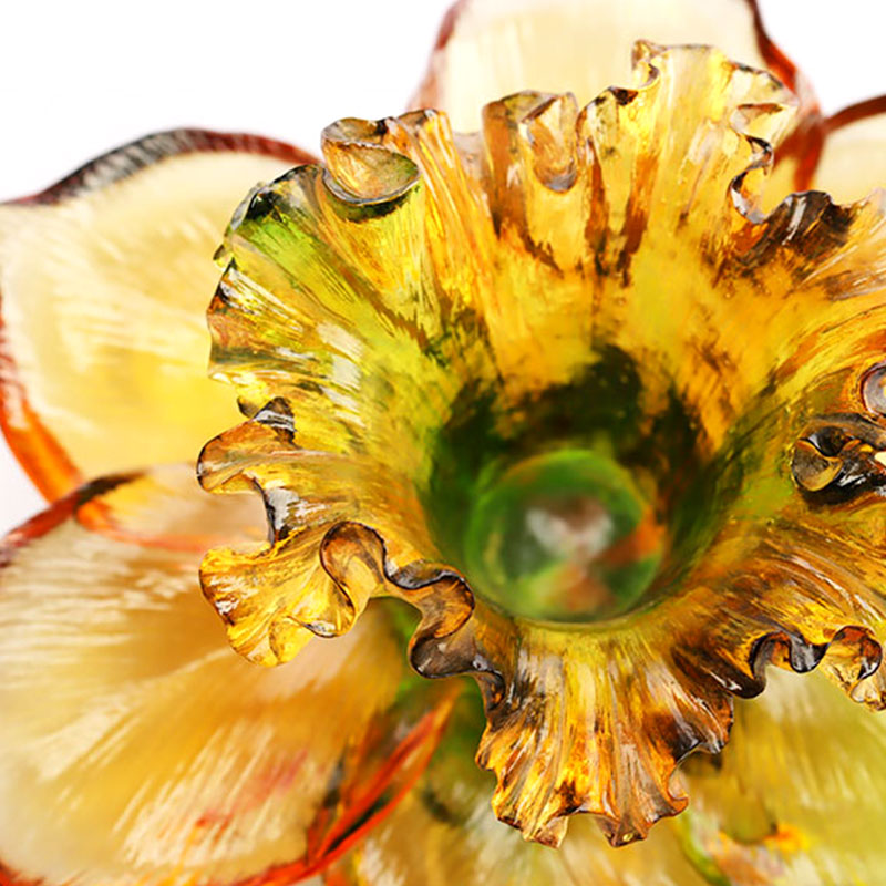 Skleněný svícen ve tvaru okvětního lístku