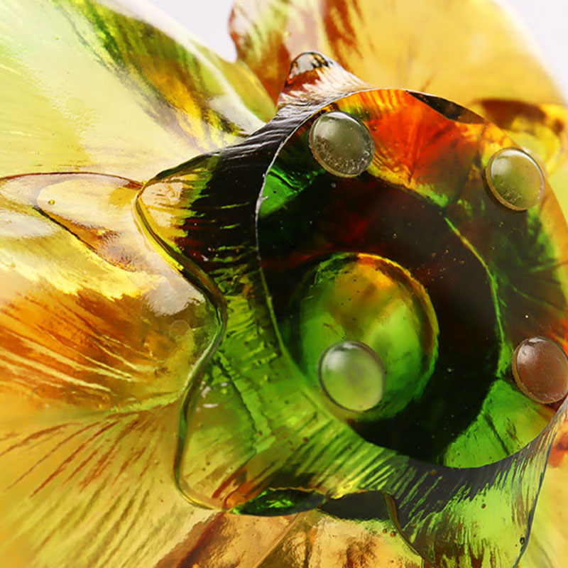 Skleněný svícen ve tvaru okvětního lístku