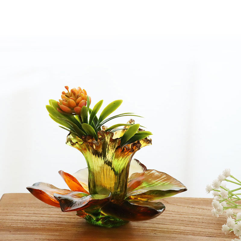 Skleněný svícen ve tvaru okvětního lístku