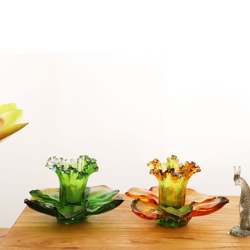 Skleněný svícen ve tvaru okvětního lístku