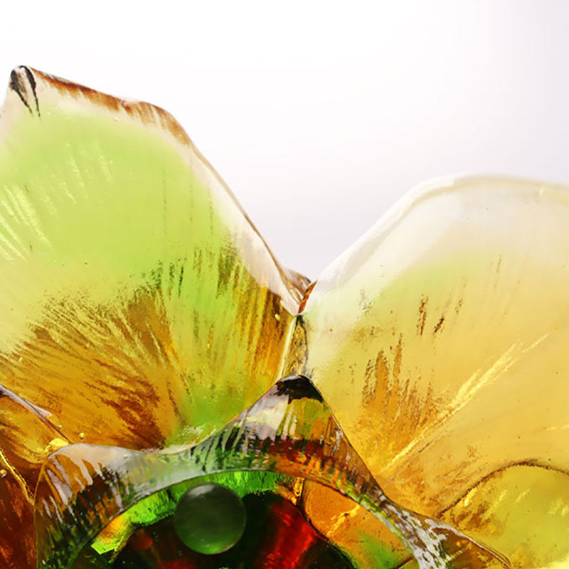 Skleněný svícen ve tvaru okvětního lístku