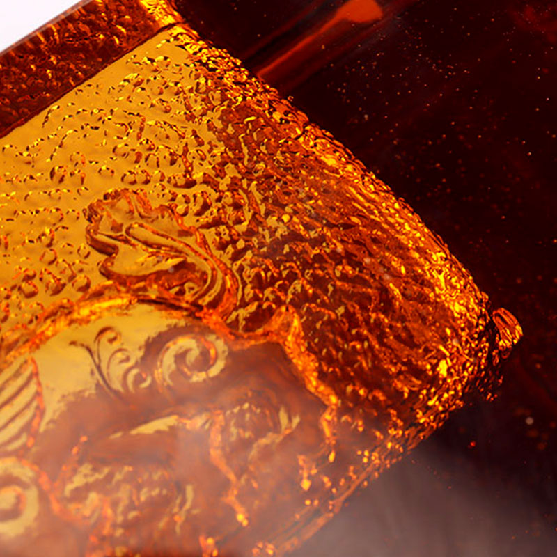 Červený skleněný popelník s nádhernými reliéfními zvířecími vzory