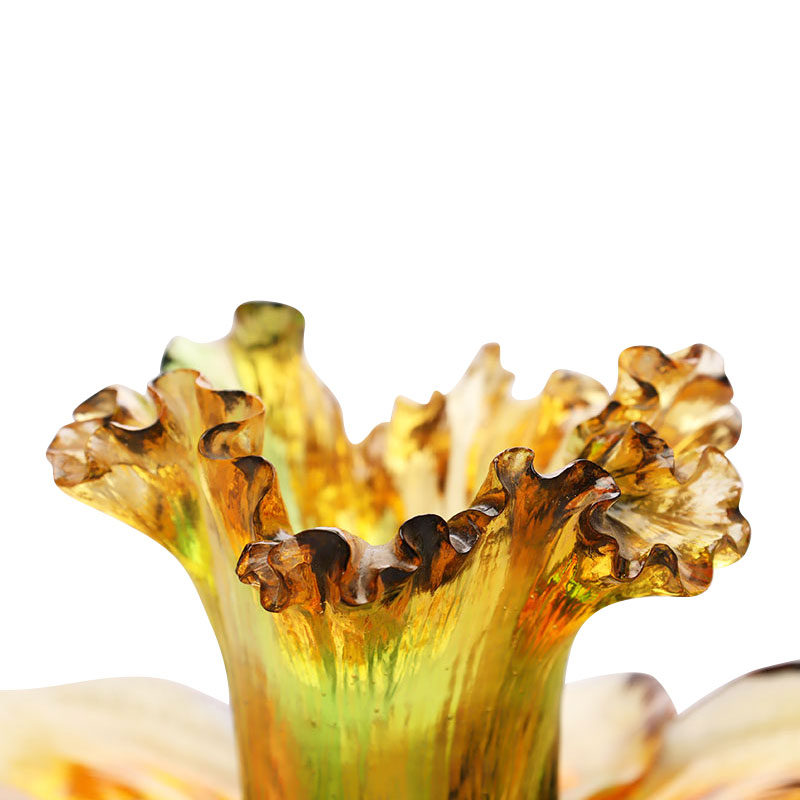 Skleněný svícen ve tvaru okvětního lístku