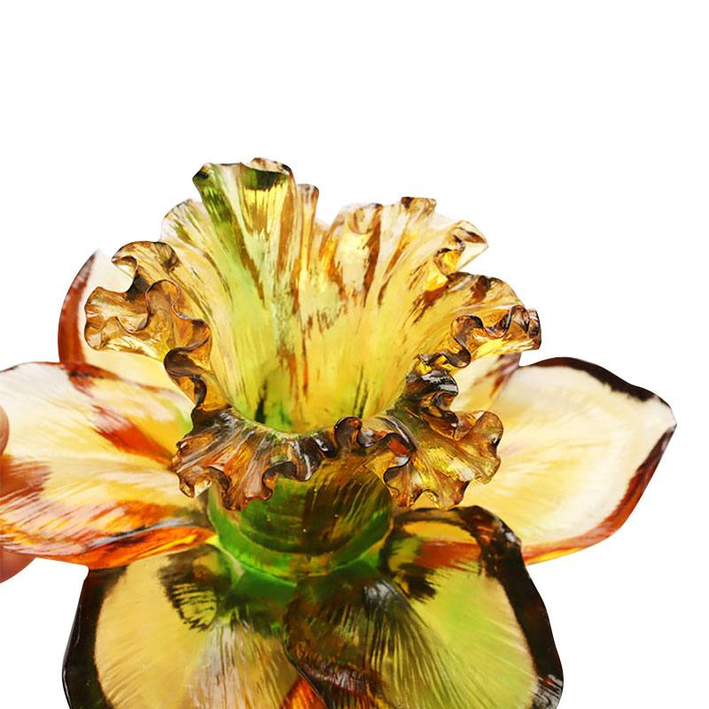 Skleněný svícen ve tvaru okvětního lístku