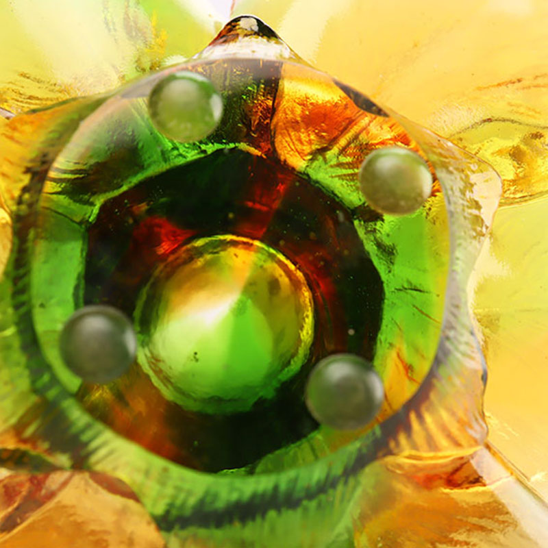 Skleněný svícen ve tvaru okvětního lístku