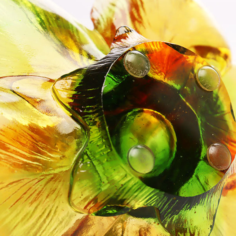 Skleněný svícen ve tvaru okvětního lístku