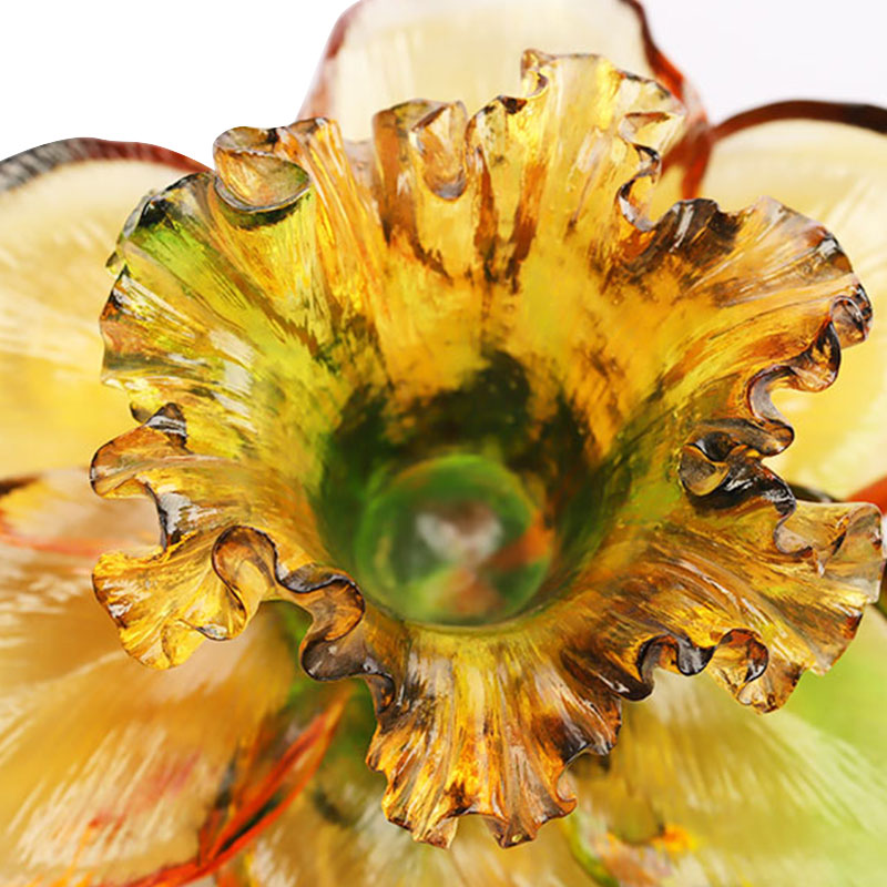 Skleněný svícen ve tvaru okvětního lístku