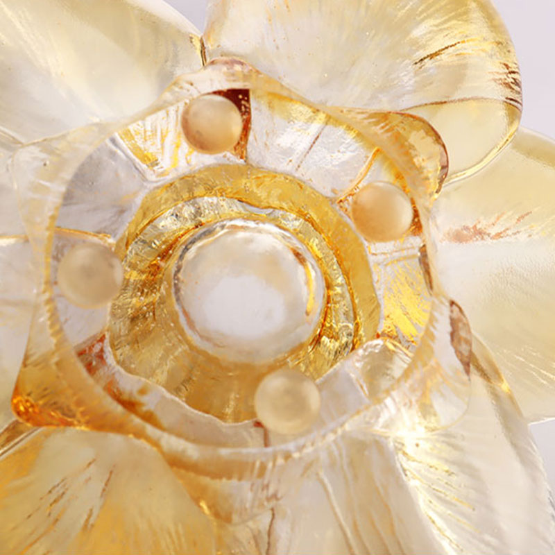 Skleněný svícen ve tvaru okvětního lístku