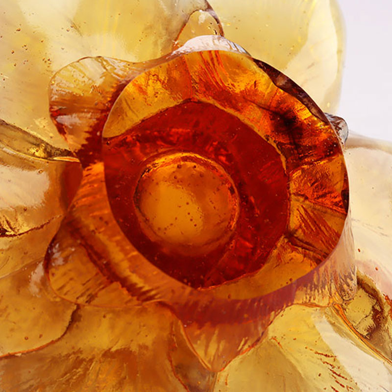 Skleněný svícen ve tvaru okvětního lístku