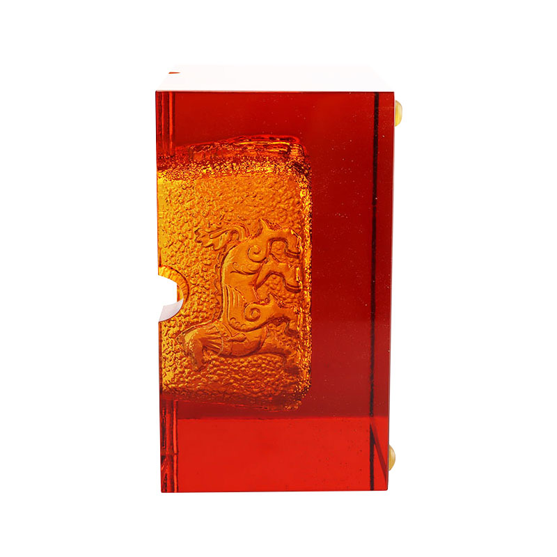 Červený skleněný popelník s nádhernými reliéfními zvířecími vzory