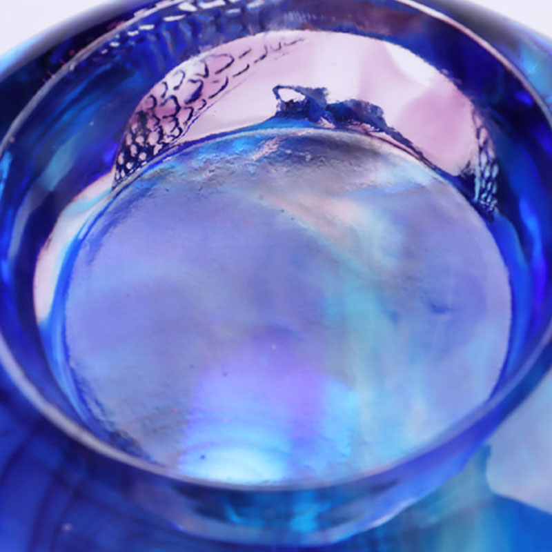 Křišťálově vyřezávaný svícen s modrou glazurou