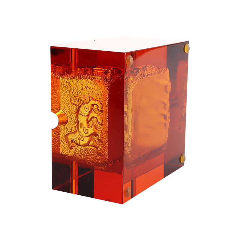 Červený skleněný popelník s nádhernými reliéfními zvířecími vzory