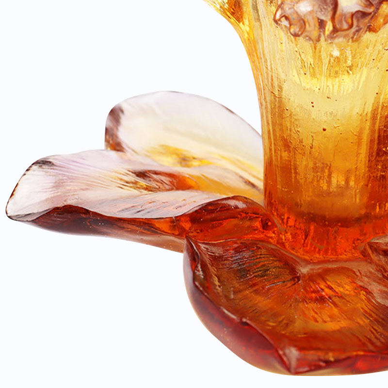 Skleněný svícen ve tvaru okvětního lístku