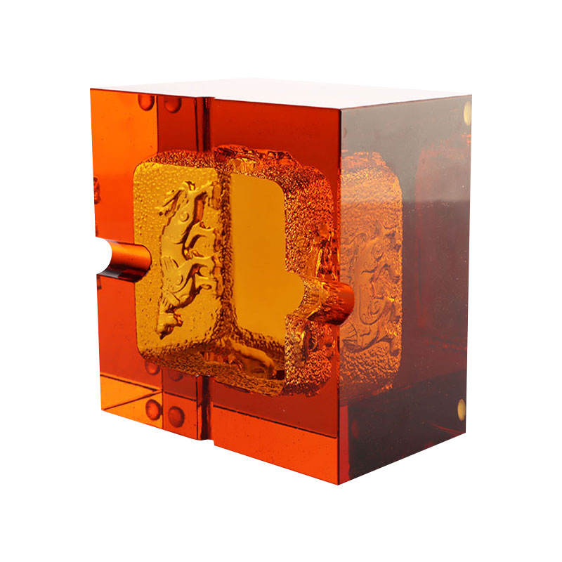 Červený skleněný popelník s nádhernými reliéfními zvířecími vzory