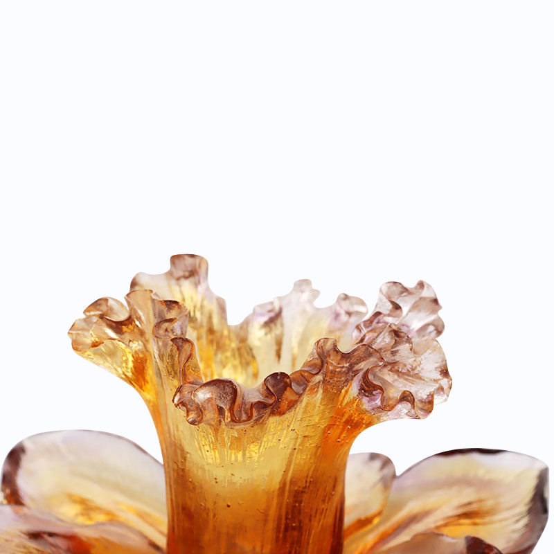 Skleněný svícen ve tvaru okvětního lístku