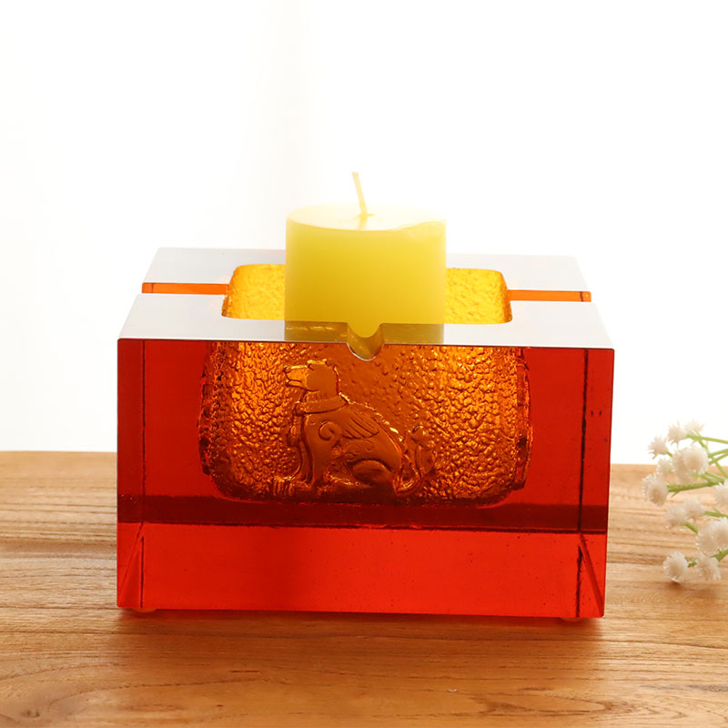 Červený skleněný popelník s nádhernými reliéfními zvířecími vzory