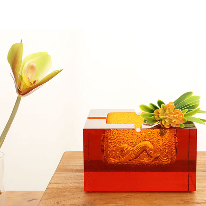 Červený skleněný popelník s nádhernými reliéfními zvířecími vzory