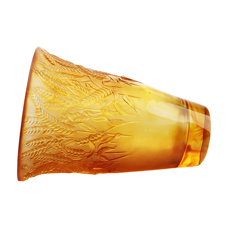 Váza z jantarového skla s reliéfními pšeničnými klasy