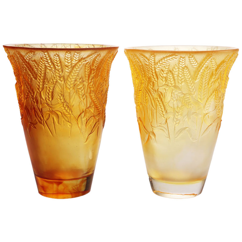 Váza z jantarového skla s reliéfními pšeničnými klasy