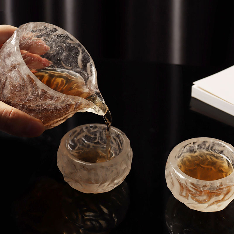 Sada skleněných čajových šálků se vzorem bublin pro použití v domácí kanceláři