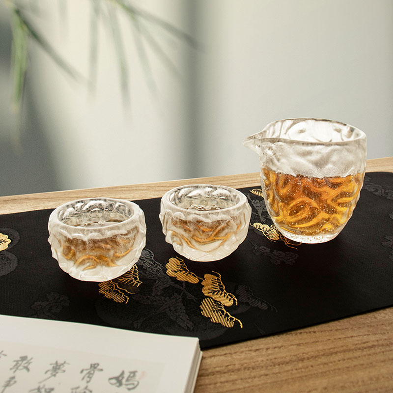 Sada skleněných čajových šálků se vzorem bublin pro použití v domácí kanceláři