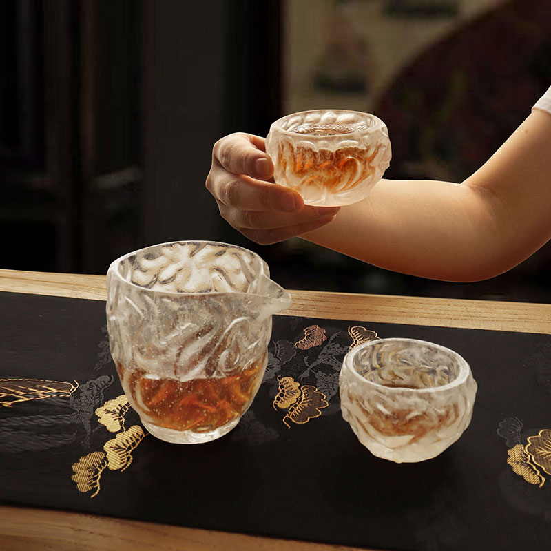 Sada skleněných čajových šálků se vzorem bublin pro použití v domácí kanceláři