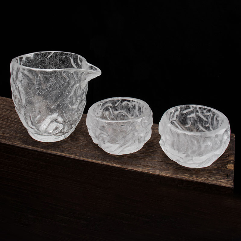 Sada skleněných čajových šálků se vzorem bublin pro použití v domácí kanceláři