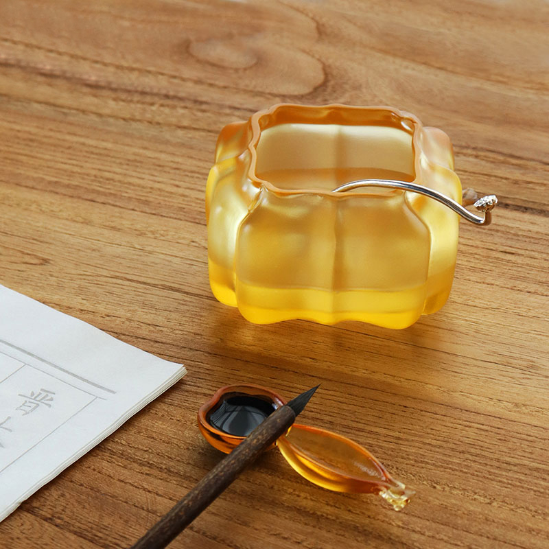 Nádoba na vodu ve tvaru dýně z fialového křišťálového skla