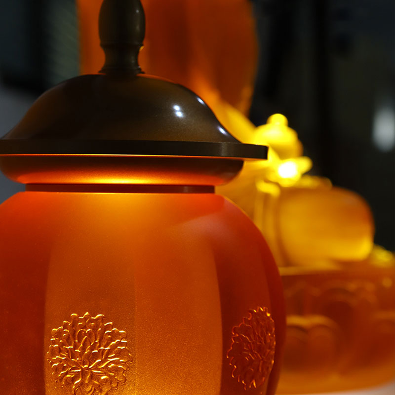 Sada nabídek ze zlatého skla buddhistického oltáře řady