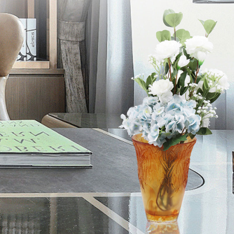 Váza z jantarového skla s reliéfními pšeničnými klasy