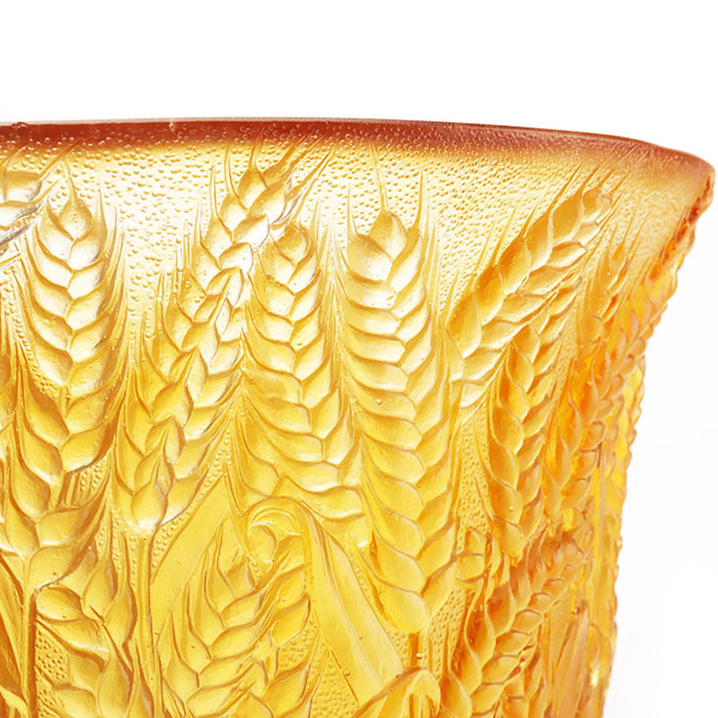 Váza z jantarového skla s reliéfními pšeničnými klasy